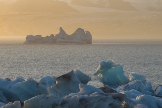 Icebergs in the Jökulsarlon glacier lagoon, Vatnajökull National Park, South Iceland, Iceland