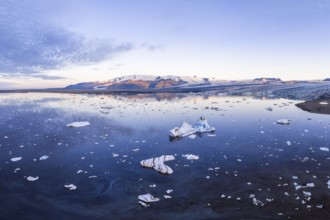 Icebergs in glacier lagoon, Vatnajökull glacier, Vatnajökull National Park, South Iceland, Iceland