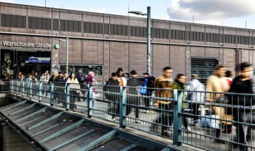People walking across a bridge at Warschauer Straße station, Berlin, 02 October 2025, Berlin,