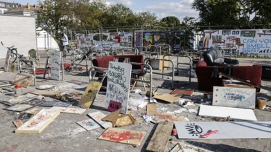 Littered parking space for bicycles at Warschauer Brücke, Berlin, 02/10/2025, Berlin, Berlin,