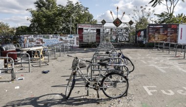 Littered parking space for bicycles at Warschauer Brücke, Berlin, 02/10/2025, Berlin, Berlin,