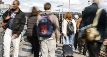 People walking across a bridge at Warschauer Straße station, Berlin, 02 October 2025, Berlin,