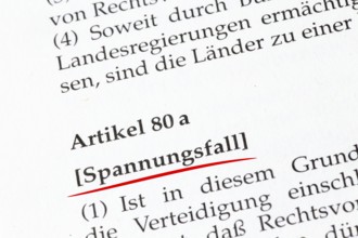 Case of tension Symbolic image: close-up of Article 80a in the German Basic Law