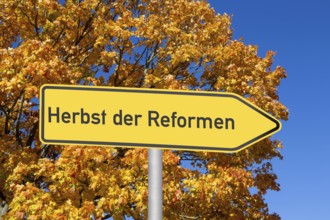 (Photomontage) Directional arrow with the inscription HERBST DER REFORMEN in front of an