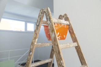 Painting work Symbolic image: Painter's ladder in freshly painted living spaces