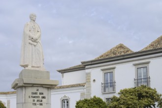 Statue of Bishop Dom Francisco Gomes do Avelar, Largo de Se, Faro, Algarve, Portugal