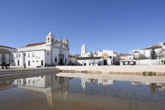 Church Igreja de Santa Maria ou da Misericordia and monument to Henry the Navigator, Praca Infante