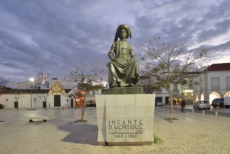 Monument to Henry the Navigator at dusk, Praca Infante Dom Henrique, Lagos, Algarve, Portugal