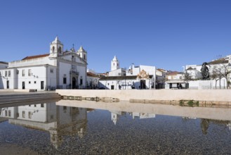Church Igreja de Santa Maria ou da Misericordia and monument to Henry the Navigator, Praca Infante