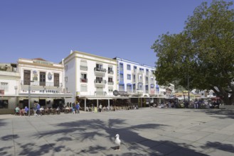 Restaurants and pavement cafés in Largo Engenheiro Duarte Pacheco square, Albufeira, Algarve,