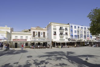 Restaurants and pavement cafés in Largo Engenheiro Duarte Pacheco square, Albufeira, Algarve,