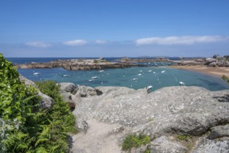 View from the GR 34 coastal hiking trail of the extensive sandy beach of the Plage de la Grève Rose
