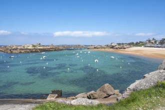 View from the GR 34 coastal hiking trail of the extensive sandy beach of the Plage de la Greve Rose