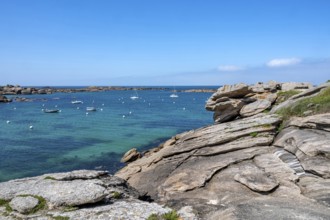 View from the GR 34 coastal hiking trail of the extensive sandy beach of the Plage de la Greve
