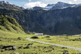 Oytal valley head, behind Käser Alpe and Berg Rauheck, Oytal, near Oberstdorf, Oberallgäu, Allgäu,