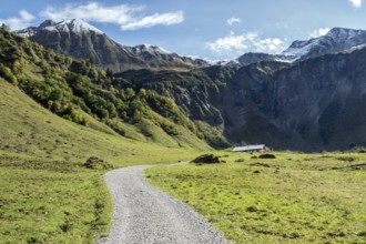 Oytal valley head, behind Käser Alpe and Jochspitze and Rauheck, Oytal, near Oberstdorf,