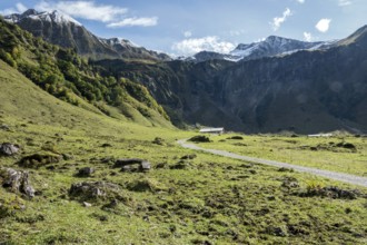 Oytal valley head, behind Käser Alpe and Jochspitze and Rauheck, Oytal, near Oberstdorf,