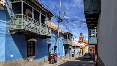 Street with traditional houses and a lively urban atmosphere, The streets of the historic centre of