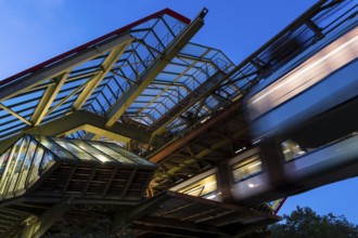 Night shot of the Wuppertal suspension railway at the Kluse stop, Wuppertal, Germany
