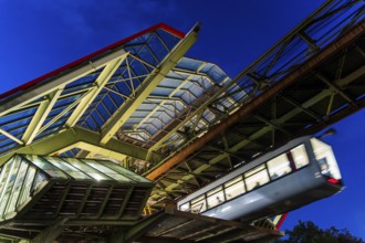 Night shot of the Wuppertal suspension railway at the Kluse stop, Wuppertal, Germany