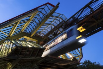 Night shot of the Wuppertal suspension railway at the Kluse stop, Wuppertal, Germany