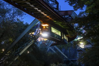Night shot of the Wuppertal suspension railway at the Kluse stop, Wuppertal, Germany