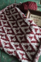 Knitted piece with ball of wool and framed picture with the lettering Behalt ich immer lieb