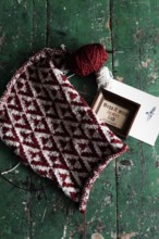 Knitted piece with ball of wool and framed picture with the lettering Behalt ich immer lieb