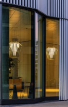 The picture shows the interior of a modern Berlin restaurant, taken in the evening, the scene is