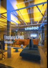 The picture shows the interior view of the modern foyer of KPMG Haus am Hauptbanhof, taken in the