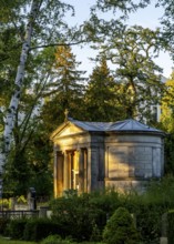 A small, classical mausoleum in the churchyard of Dorotheenstraße and Friedrichswerdersche