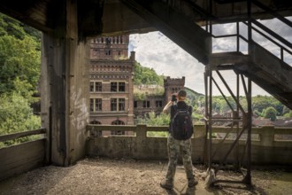 Rico photographs the ruins of the Lost Place Hasard Cheratte, Hasard Cheratte, Lost Place, Visé,