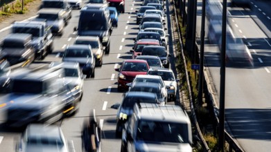 Traffic jam on the A 100 motorway: the Ringbahn bridge at the Funkturm motorway junction is closed.