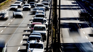 Traffic jam on the A 100 motorway: the Ringbahn bridge at the Funkturm motorway junction is closed.