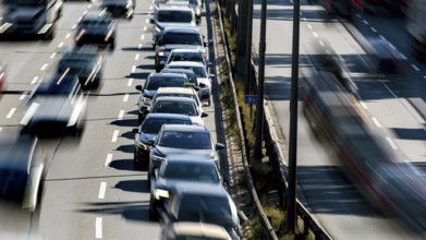 Traffic jam on the A 100 motorway: the Ringbahn bridge at the Funkturm motorway junction is closed.