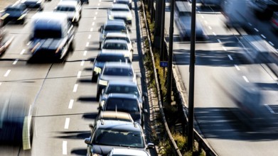 Traffic jam on the A 100 motorway: the Ringbahn bridge at the Funkturm motorway junction is closed.