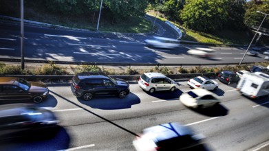 Traffic jam on the A 100 motorway: the Ringbahn bridge at the Funkturm motorway junction is closed.