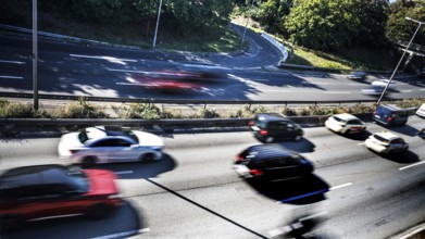 Traffic jam on the A 100 motorway: the Ringbahn bridge at the Funkturm motorway junction is closed.