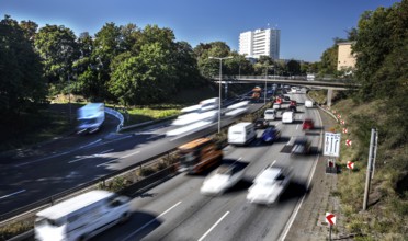 Traffic jam on the A 100 motorway: the Ringbahn bridge at the Funkturm motorway junction is closed.