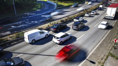 Traffic jam on the A 100 motorway: the Ringbahn bridge at the Funkturm motorway junction is closed.