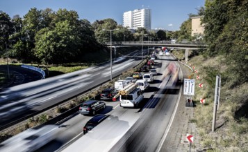 Traffic jam on the A 100 motorway: the Ringbahn bridge at the Funkturm motorway junction is closed.