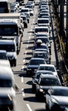 Traffic jam on the A 100 motorway: the Ringbahn bridge at the Funkturm motorway junction is closed.