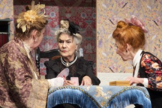 Vera Müller (Mrs Wilberforce), Katrin Martin (G. Livingstone), Jutta Schröder (H. Plimshead),