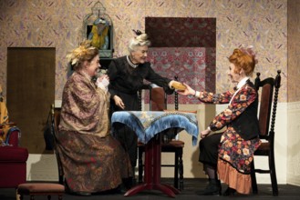 Vera Müller (Mrs Wilberforce), Katrin Martin (G. Livingstone), Jutta Schröder (H. Plimshead),
