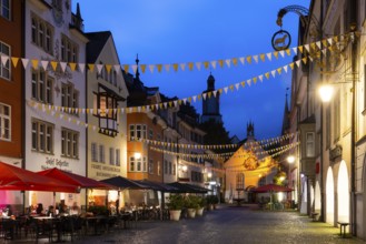Historic houses, Häusergasse, fountain, sunshades, blue hour, St John's Church, market square,