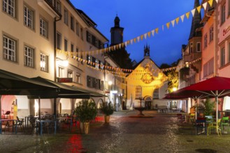 Historic houses, Häusergasse, fountain, sunshades, blue hour, St John's Church, market square,