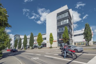 Blue sky over the Forum Allgäu with columnar oaks (Quercus robur Fastigiata), Bahnhofstraße,
