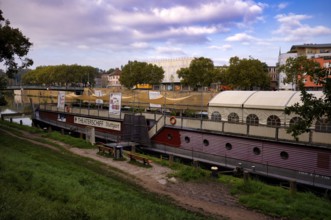 Theaterschiff Stuttgart, Rosensteinbrücke, Neckar Bad Cannstatt, Stuttgart, Baden-Württemberg,