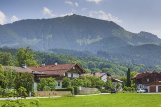 Hochries mountain and residential building, Grainbach, Samerberg, Chiemgau, Upper Bavaria, Bavaria,