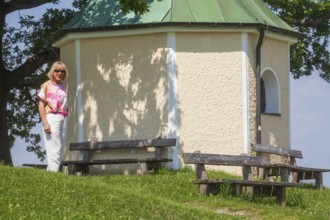 Lookout chapel with Luitpoldeiche, near Törwang, Samerberg, Chiemgau, Upper Bavaria, Bavaria,